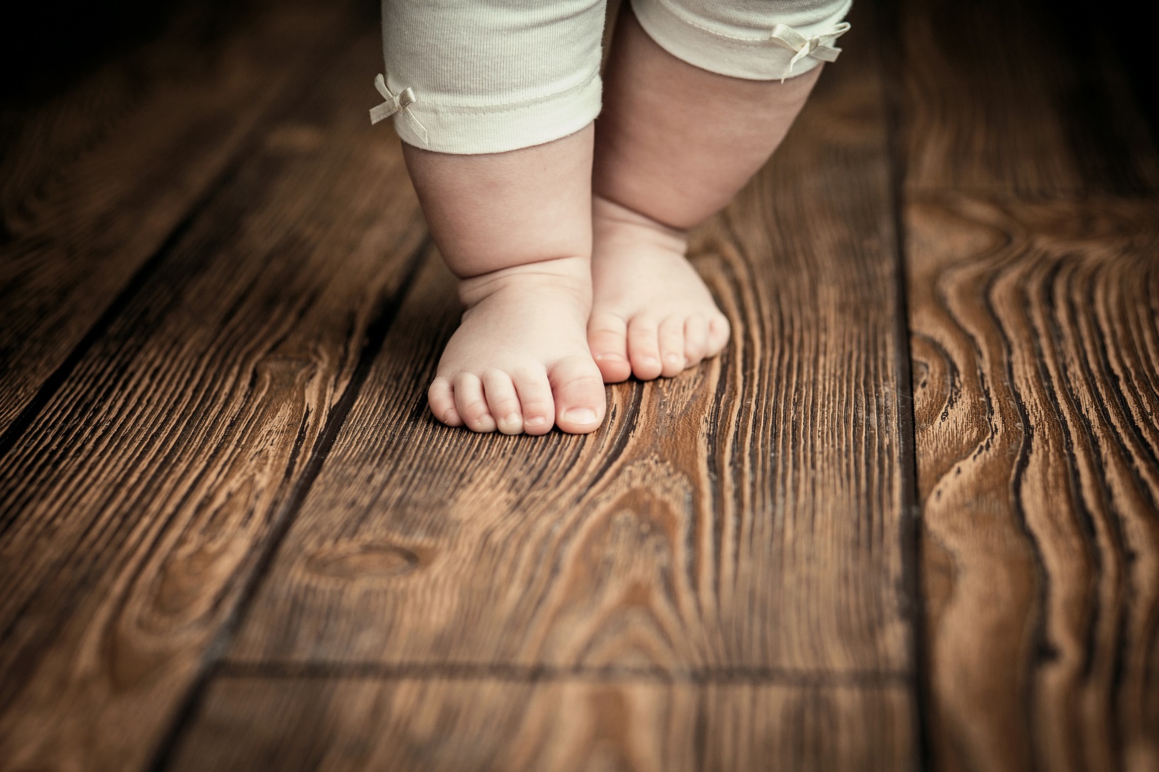 Baby,Feet,Doing,The,First,Steps.,Baby’s,First,Steps.,Baby