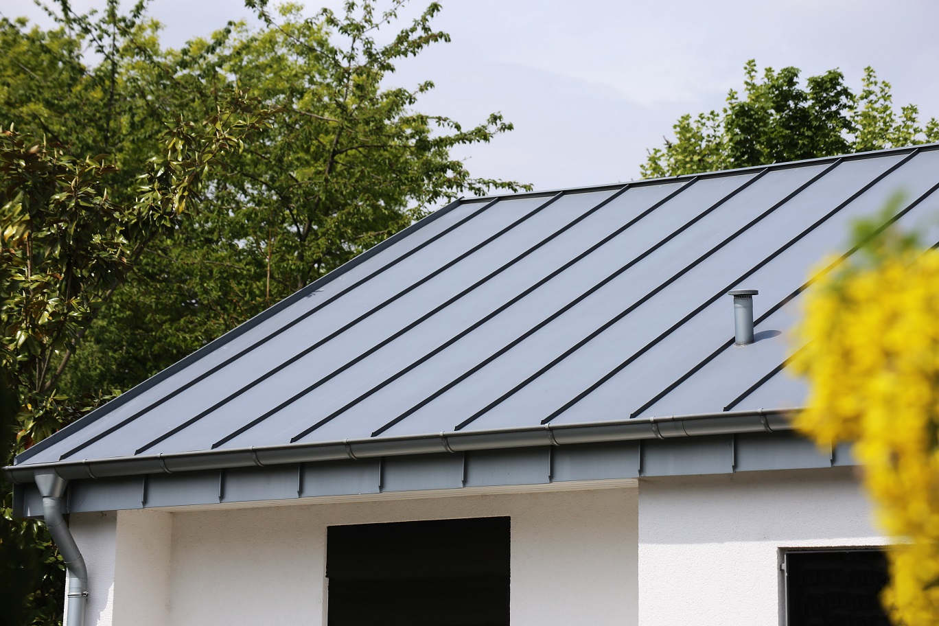 Metal,Standing,Seam,Roof,On,A,Residential,Home